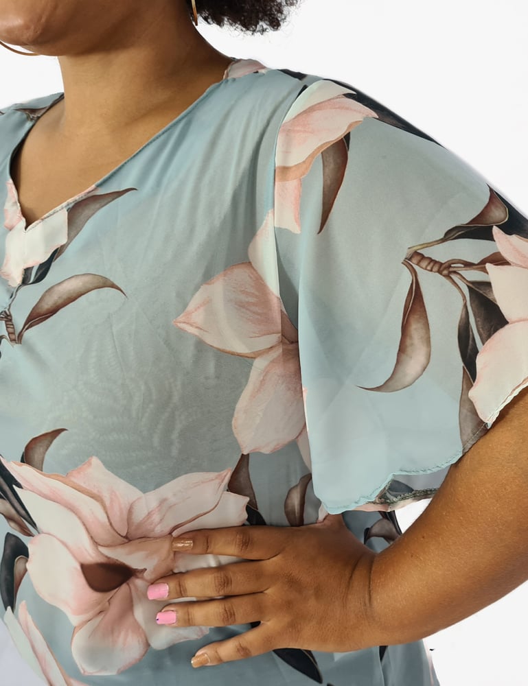 Blusa Manga Curta Plus Flores