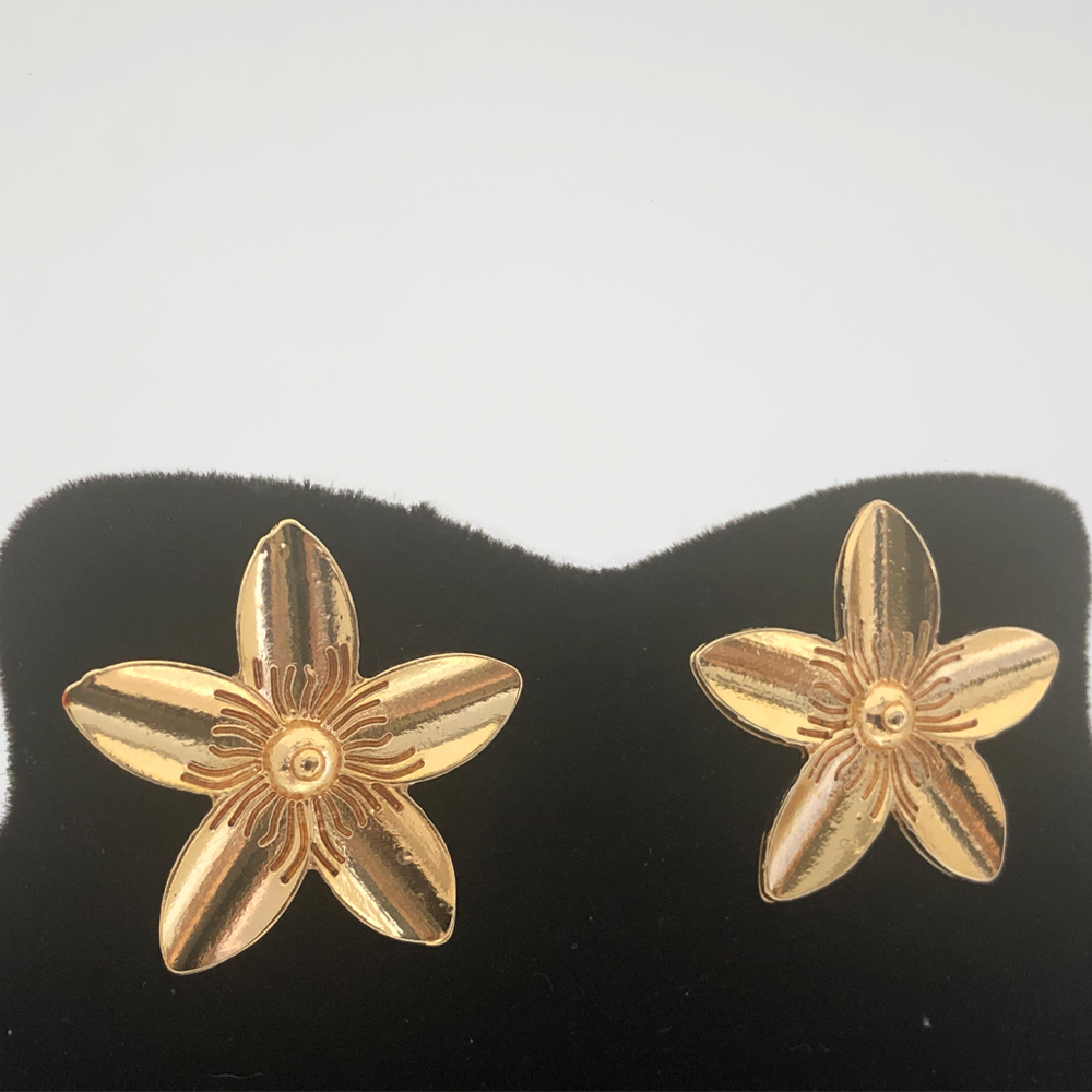 Brinco Flor Dourado com Relevo 