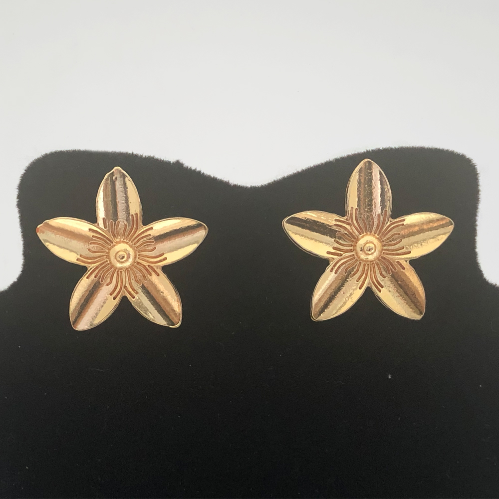 Brinco Flor Dourado com Relevo 