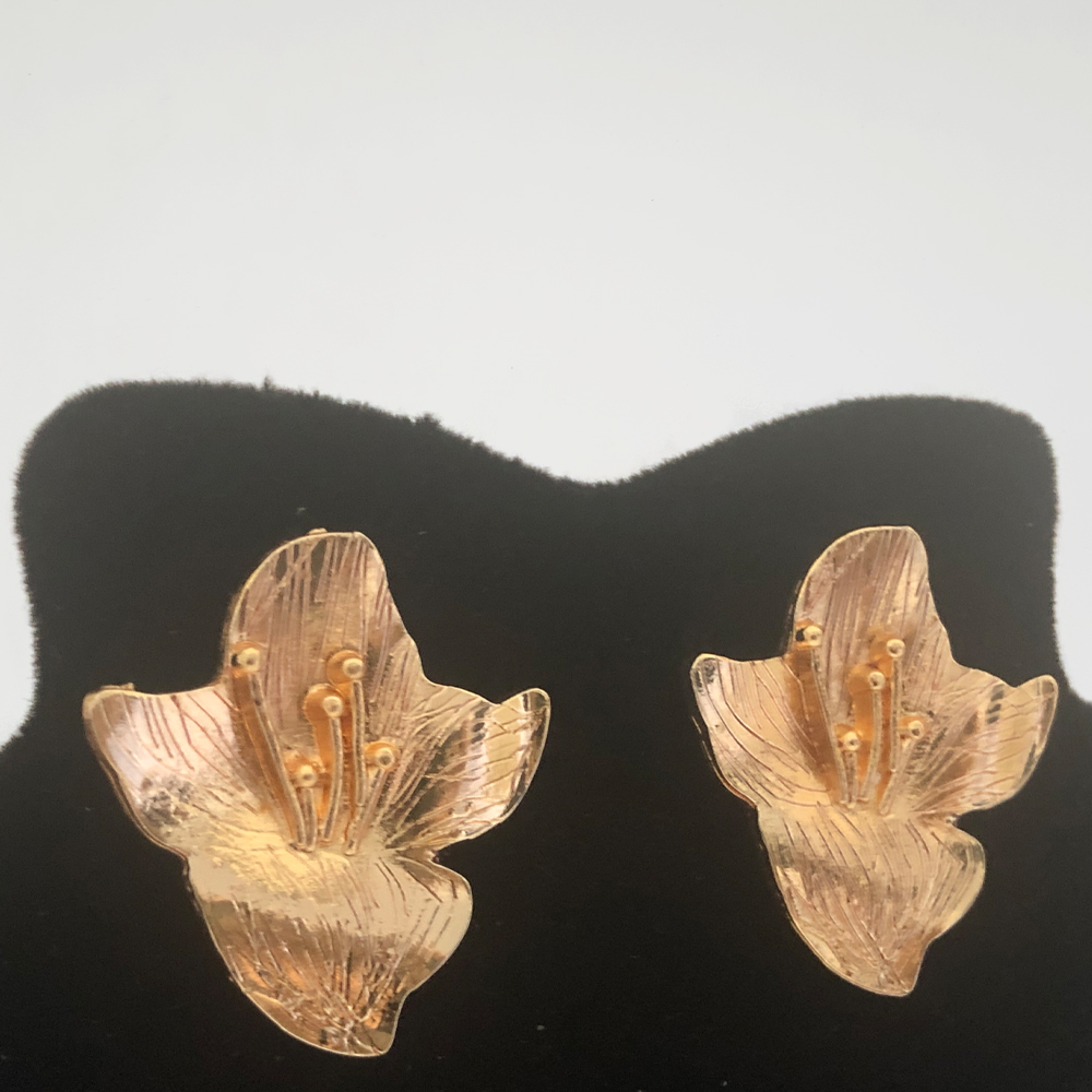 Brinco Flor de Metal Dourado