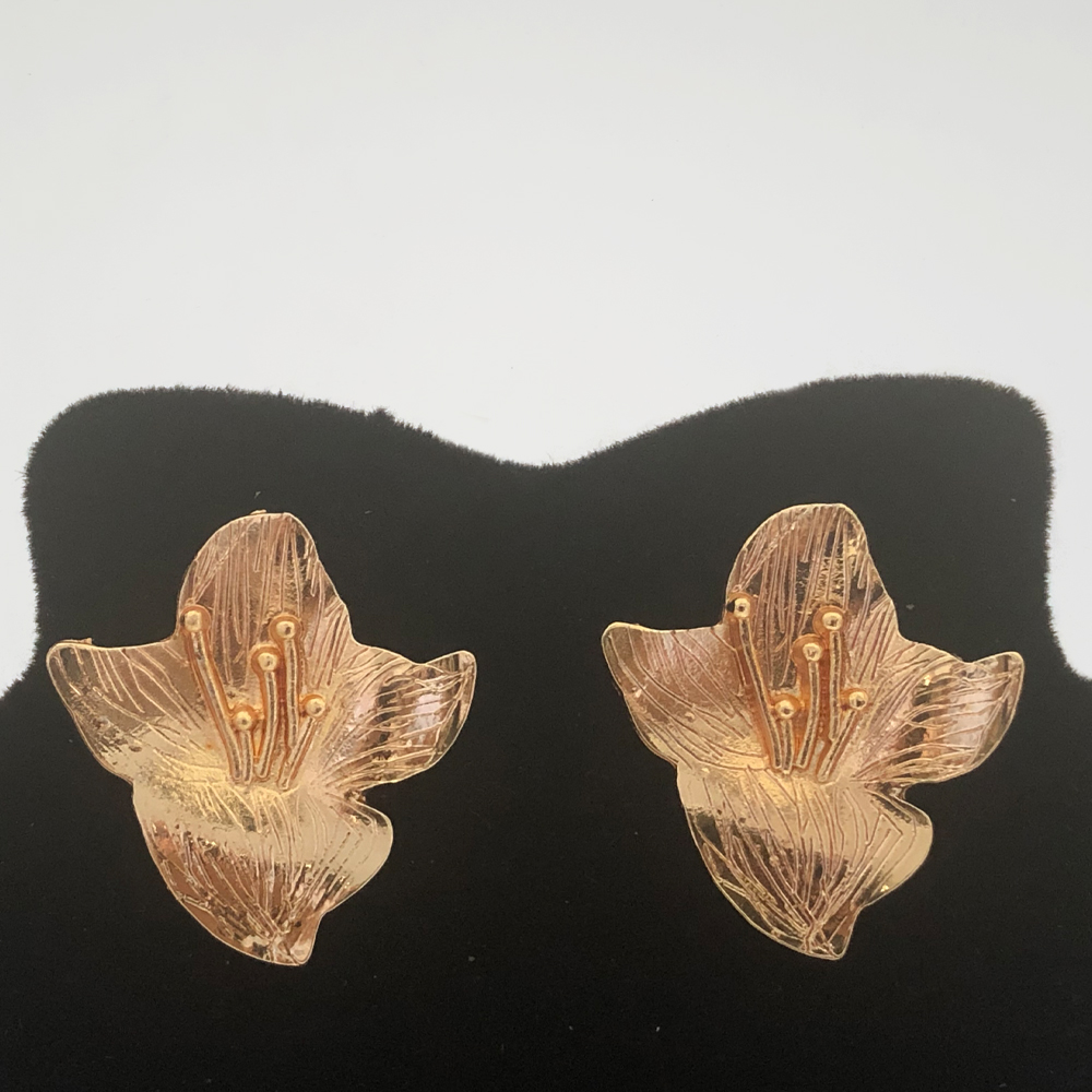 Brinco Flor de Metal Dourado