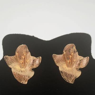 Venda e Cia Brinco Flor de Metal Dourado 2 Venda e Cia Brinco Flor de Metal Dourado 2
