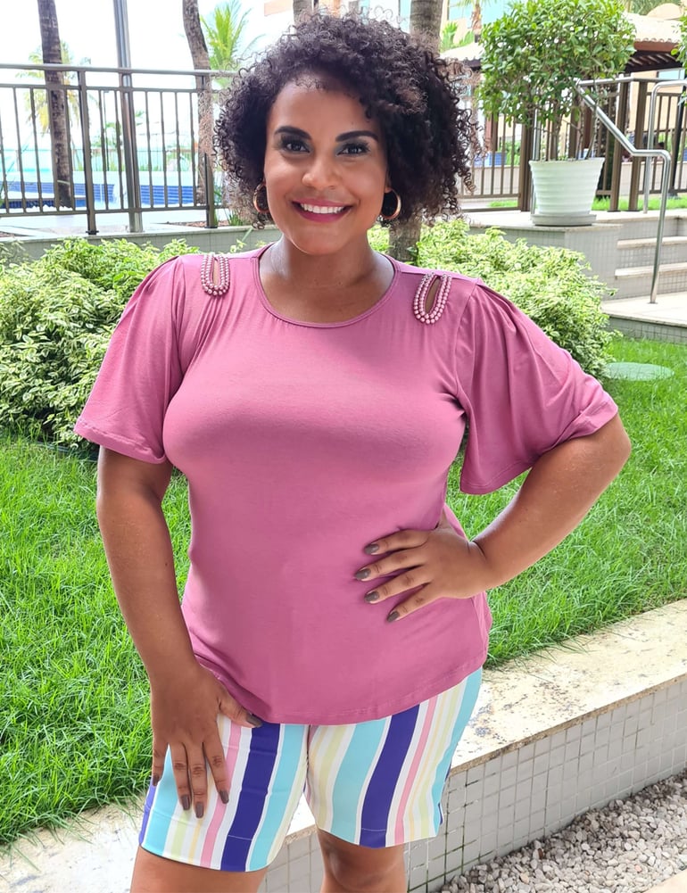 Blusa Feminina Plus Goiaba com Aplicações