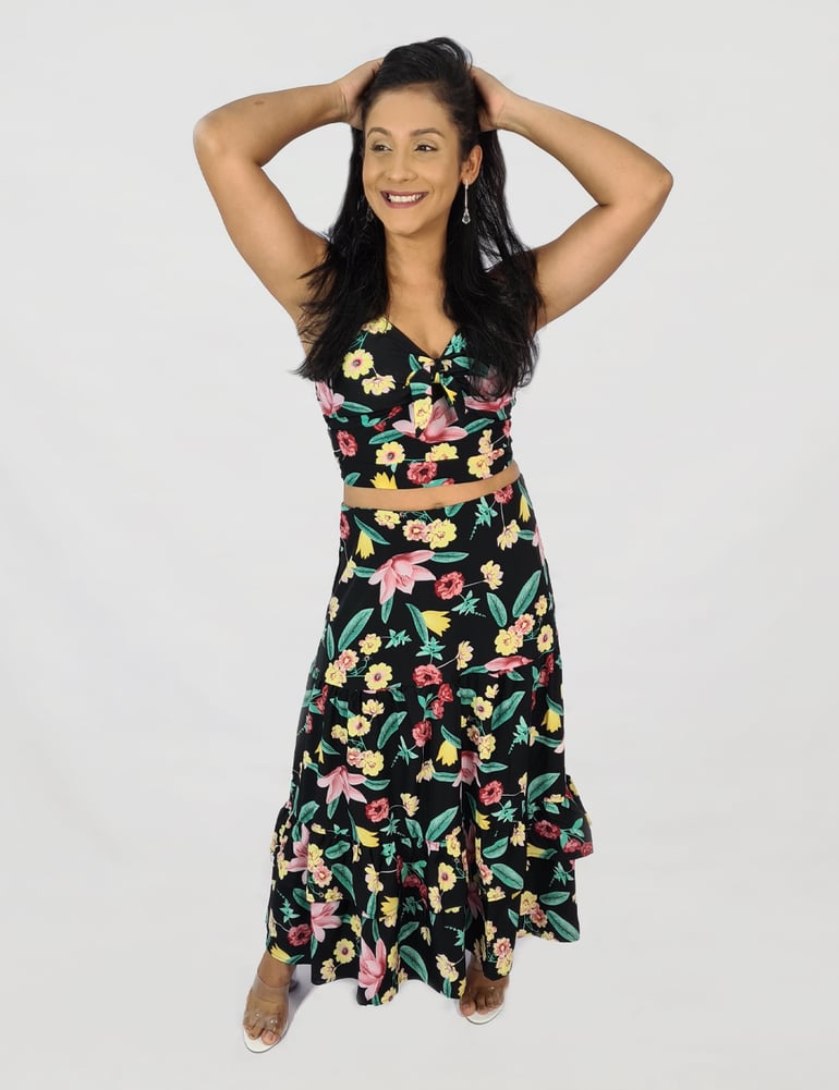 Conjunto Feminino Cropped e Saia Longa Preta Estampada