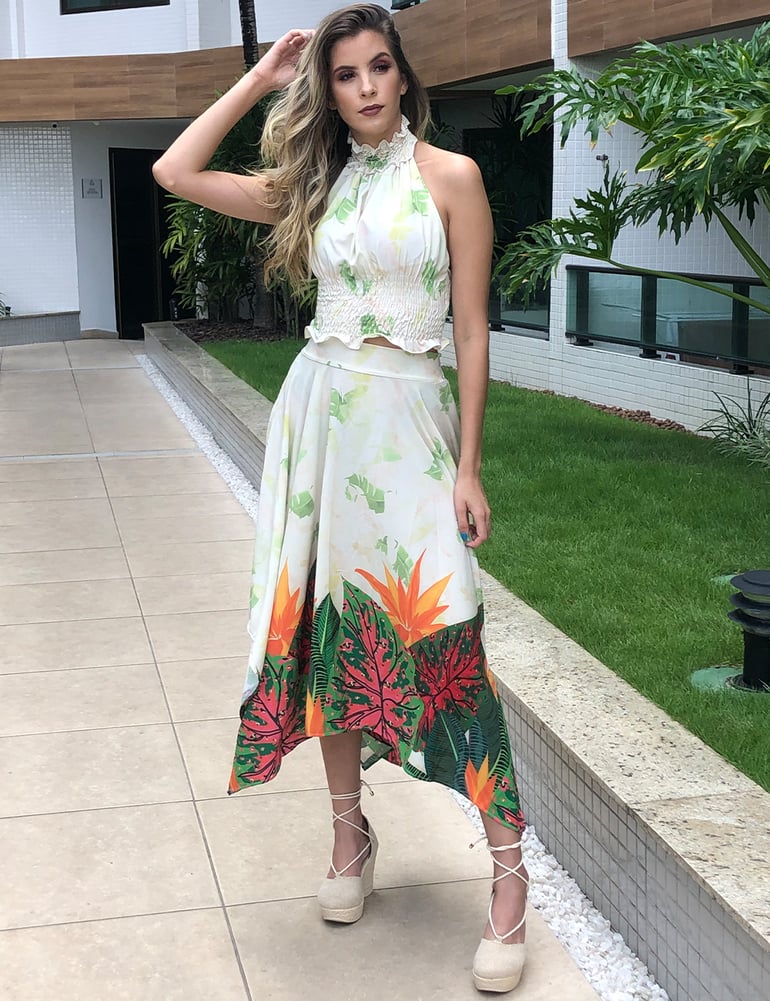 Conjunto com saia assimétrica