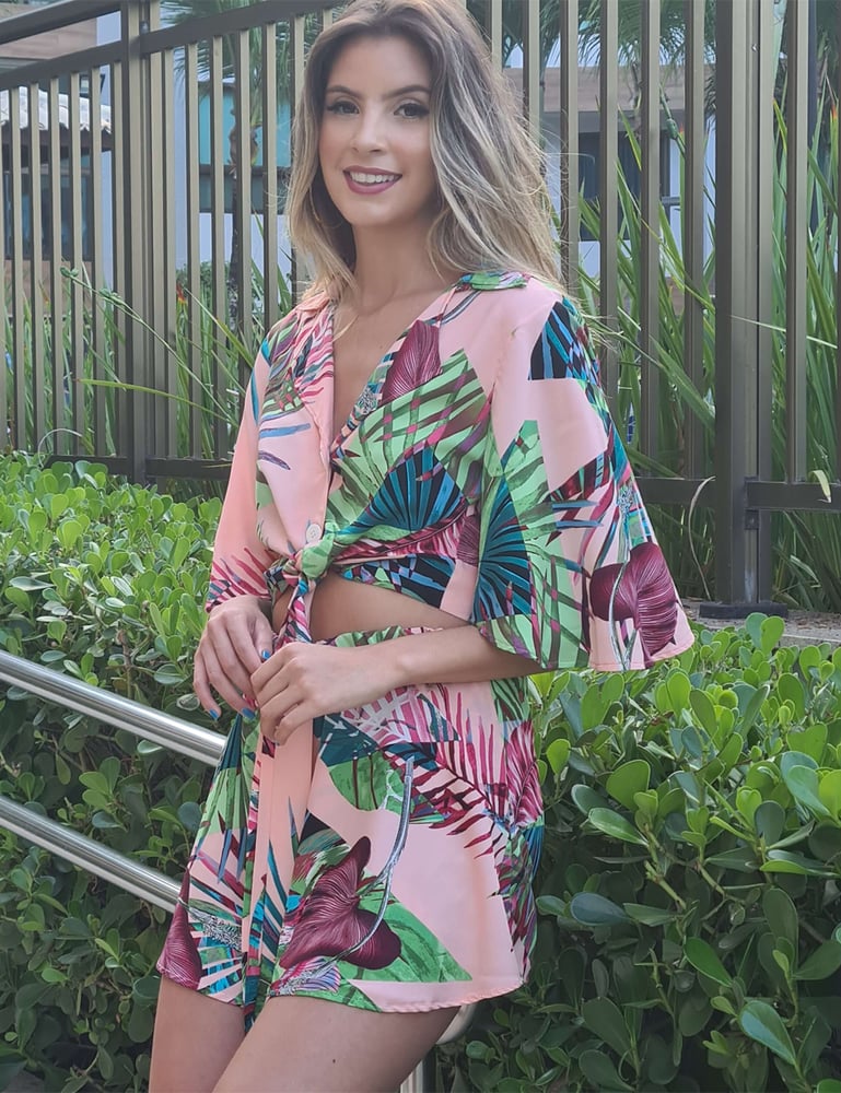 Conjunto Short Saia com Cropped Manga Flare e Botões Rosa