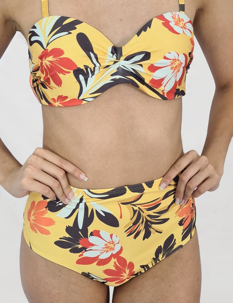 Biquíni Tomara que Caia com Calcinha Hot Pant Floral