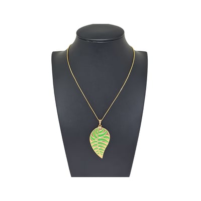 Venda e Cia Colar Dourado com Pingente Folha Verde 3 Venda e Cia Colar Dourado com Pingente Folha Verde 3