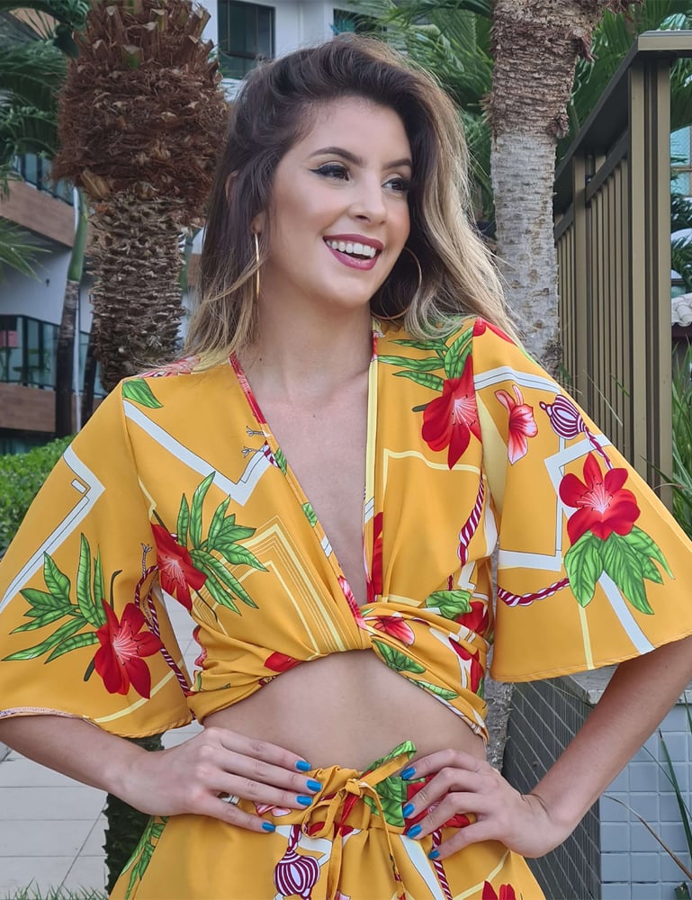 Conjunto short saia com cropped manga flare mostarda