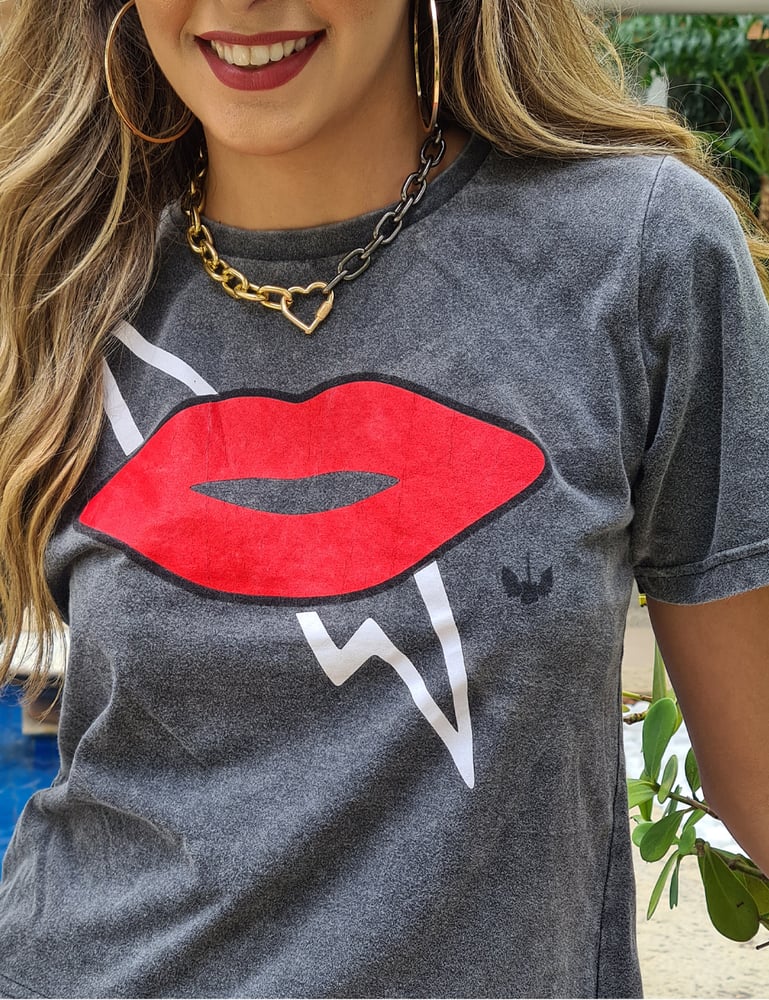 T-shirt Cinza Escuro Boca Vermelha com Raio