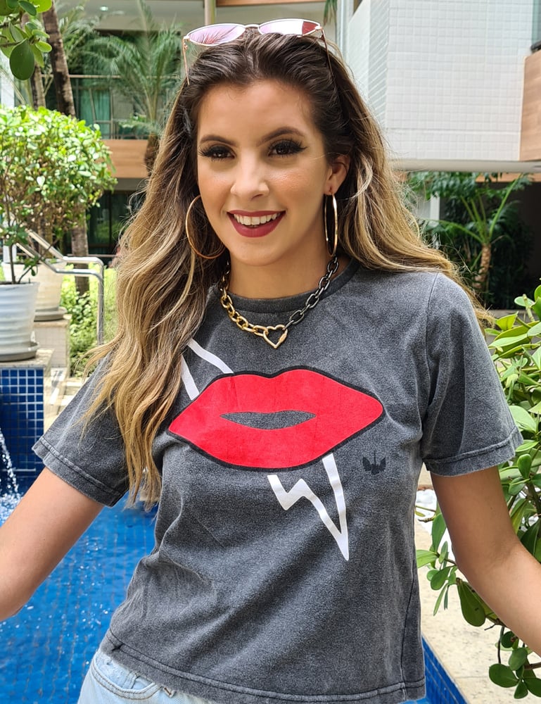 T-shirt Cinza Escuro Boca Vermelha com Raio