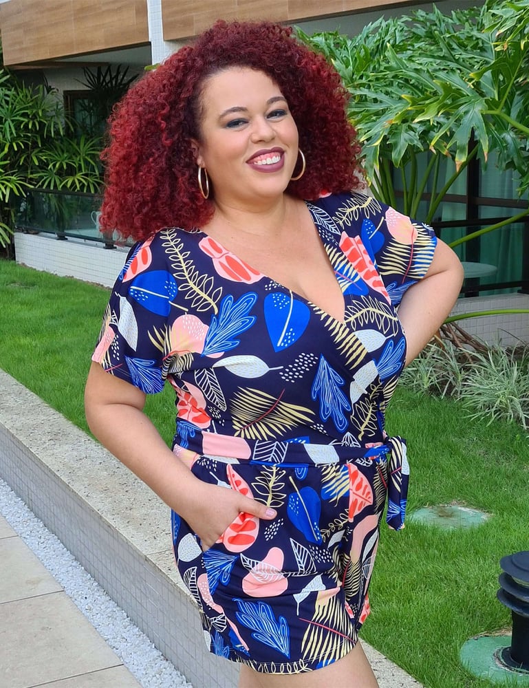 Macaquinho Feminino Plus Transpassado Azul Estampado