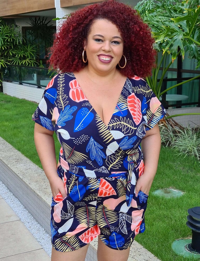 Macaquinho Feminino Plus Transpassado Azul Estampado