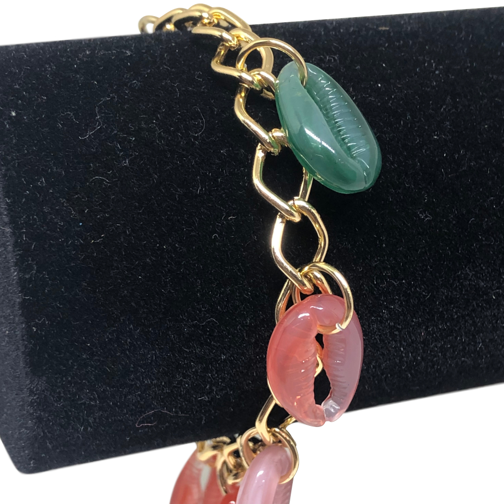 Pulseira Dourada com Pingentes de Búzios Coloridos