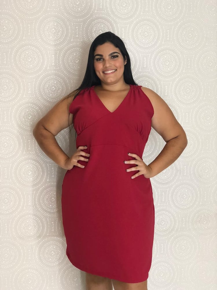 Vestido plus midi na cor marsala 