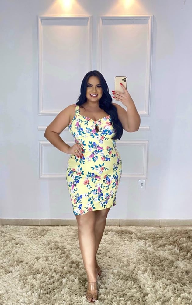Vestido plus com alças finas e estampa floral amarelo