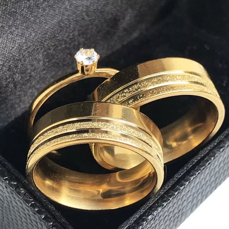 Aliança quadrada com detalhe, banhada a ouro 