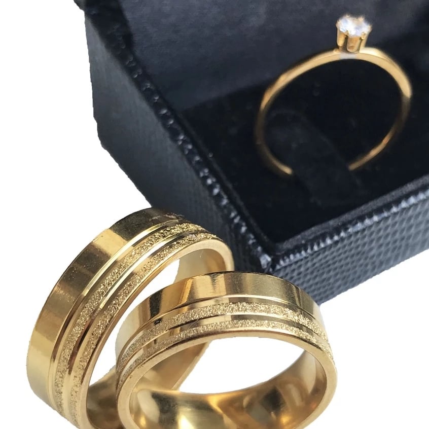 Aliança quadrada com detalhe, banhada a ouro 