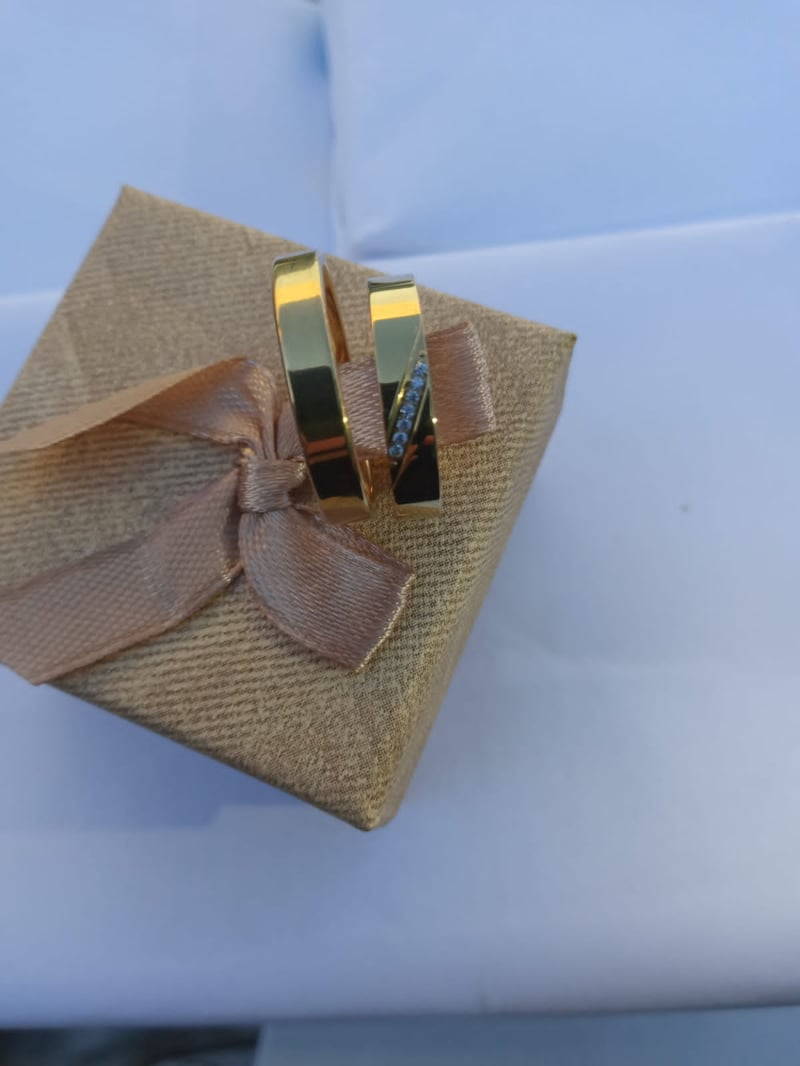 aliança quadrada com pedra cravejada 3mm banhada a ouro