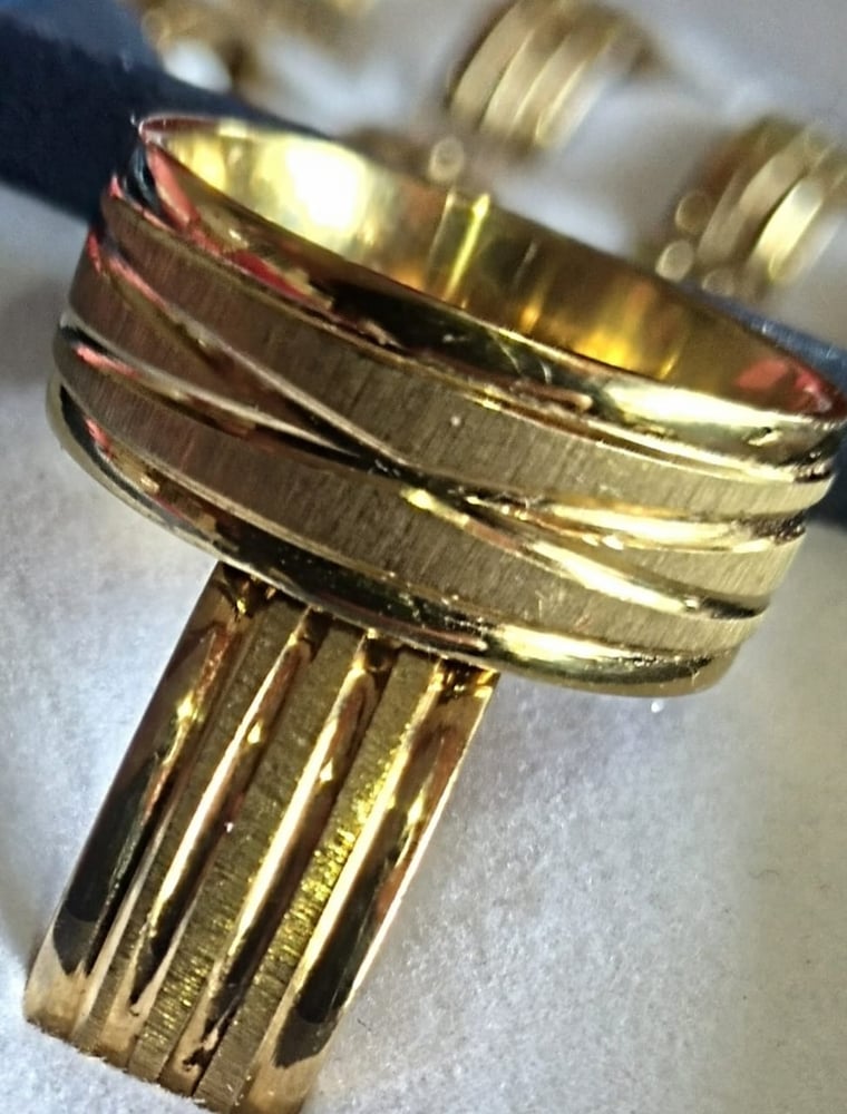 Aliança quadrada, símbolo do infinito 8mm banhada a ouro