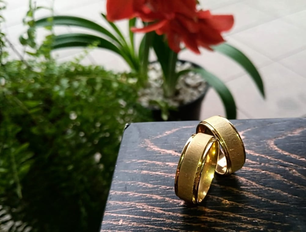 Aliança quadrada, escovada,8mm banhada a ouro