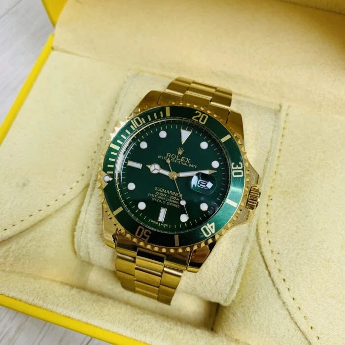 Relógio Rollex  submariner dourado fundo verde