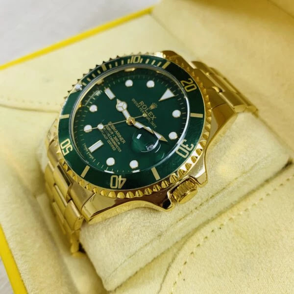 Relógio Rollex  submariner dourado fundo verde