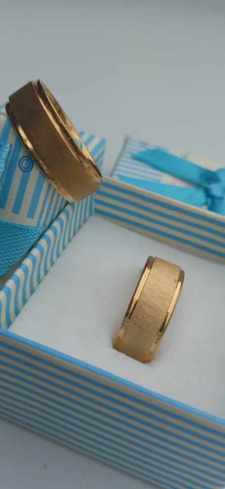 Aliança quadrada, escovada,8mm banhada a ouro