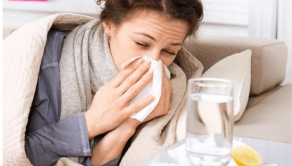 soğuk algınlığı, evde tedavi, doğal çözümler, boğaz ağrısı, C vitamini, sıcak çay, tuzlu su gargara, zencefil, bal, hasta bakımı
