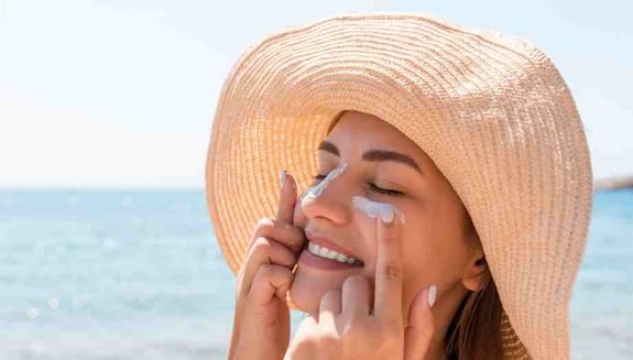 güneş kremi, güneş ışınları, UVA ve UVB koruma, güneş koruyucu, güneş kremi seçimi, SPF nedir, cilt kanseri, anti-aging, D vitamini, yaz ayları cilt bakımı