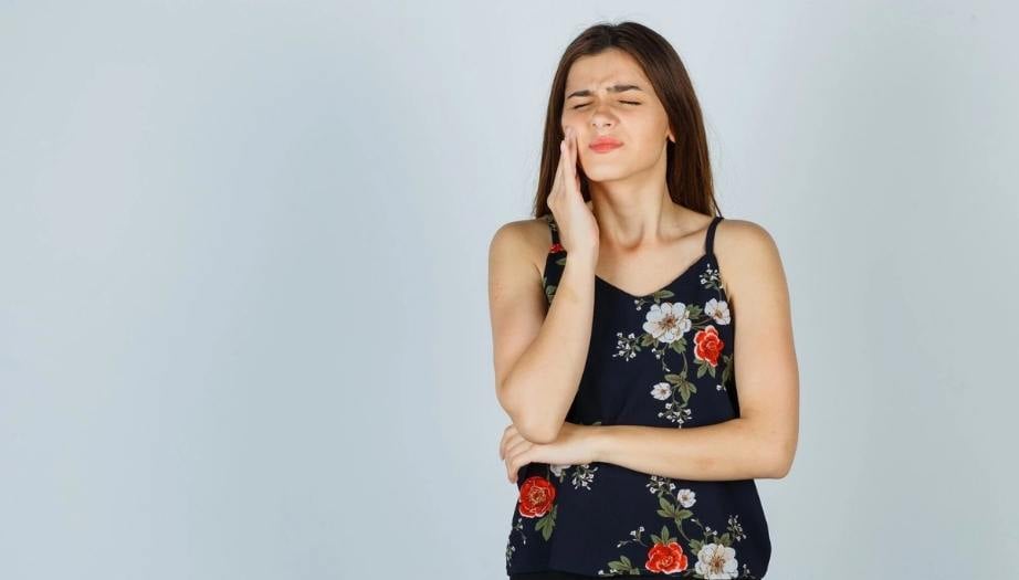 Elmacık Kemiği Ağrısı: Nedenleri ve Çözümler
