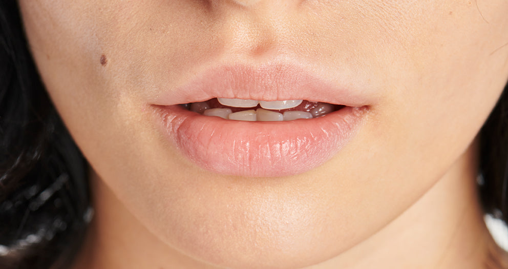 ağız kuruluğu, ağız kuruluğuna ne iyi gelir, su içmek, sakız çiğnemek, nemlendirici sprey, ağız hijyeni, baharatlı gıdalardan kaçınma, nemlendirici gıdalar