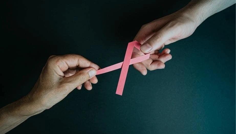 meme sağlığı farkındalığı, erkeklerde meme kanseri, meme kanseri belirtileri, erkeklerde meme kanseri riski, erken tanı, pembe kurdele, erkek sağlığı, meme kanseri farkındalık ayı, erkeklerde meme dokusu, BRCA gen mutasyonu, hormon dengesizliği, aile öyküsü, meme sağlığı, Happ Health, dijital sağlık platformu