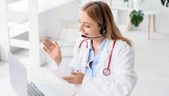 online doktor, online muayene, teletıp, tele sağlık, uzaktan sağlık hizmeti, online doktor hangi durumlarda yeterli, online doktor ne zaman yeterli olur, online doktor hangi hastalıklara bakar, online doktor görüşmesi, görüntülü doktor görüşmesi, online doktor güvenilir mi, tahlil sonucu yorumlama, kronik hastalık takibi, online reçete, ikinci doktor görüşü, hastaneye gitmeden doktor, evden doktor görüşmesi, online dahiliye, online dermatoloji, online endokrinoloji, online psikiyatri, acil belirtiler, yüz yüze muayene, dijital sağlık platformu, happ health