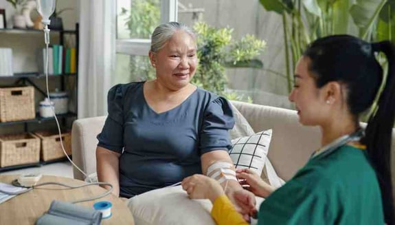 evde serum hizmeti, evde serum takılması, evde sağlık hizmetleri, serum tedavisi, evde hemşire hizmeti, serum kimlere takılır, evde destek tedavisi, happ health