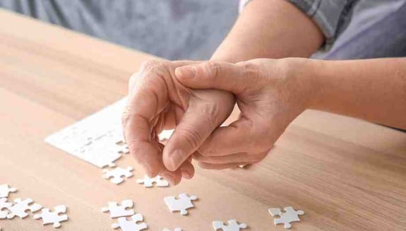dünya parkinson günü, parkinson hastalığı, parkinson belirtileri, parkinson farkındalığı, 11 nisan dünya parkinson günü, nörolojik hastalıklar, online doktor, happ health
