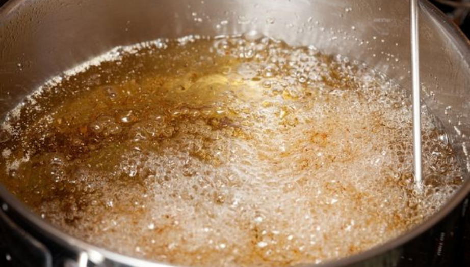 yağ yanığı, yağ yanığı tedavisi, yağ yanığı belirtileri, yağ yanığına ilk müdahale, yağ yanığı tedavi yöntemleri, yağ yanığı izleri, yağ yanığı nasıl önlenir, mutfakta yanık, cilt bakımı