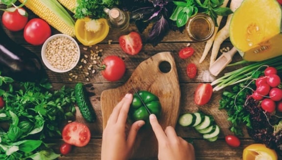 bitkisel beslenme, vegan diyet, bitki bazlı beslenme, bitkisel protein, sürdürülebilir beslenme, bağışıklık sistemi, bitkisel diyet faydaları, sağlıklı yaşam, bitkisel geçiş planı, çevre dostu beslenme, B12 takviyesi, çocuklarda bitkisel beslenme, vegan sporcu beslenmesi