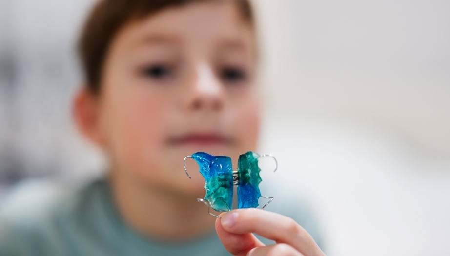 çocuklarda ortodontik tedavi, çocuklarda diş teli, çocuklarda ortodonti, çocuklarda şeffaf plak, çocuklarda diş bozuklukları, çocuklarda diş tedavisi, ortodonti muayenesi, çocuklarda diş çapraşıklığı, çocuklarda çene gelişimi, çocuklarda erken ortodontik tedavi, çocuklarda aparey kullanımı, ortodontik kontrol, çocuklarda diş sağlığı, ortodontik tedavi süresi, çocuklarda parmak emme etkisi