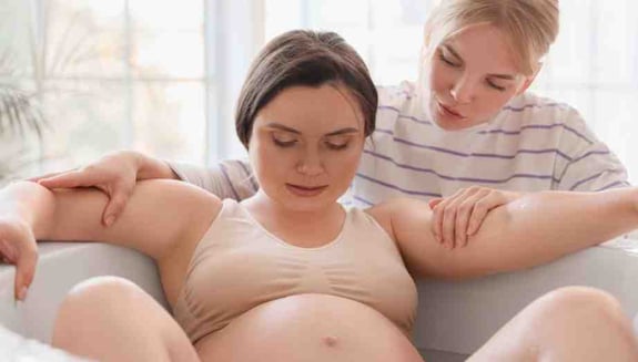 suda doğum, suda doğum nedir, suda doğum avantajları, suda doğum riskleri, kadın hastalıkları ve doğum, normal doğum, gebelik, doğum yöntemleri, happ health