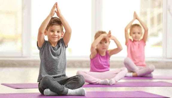 çocuk yogası, çocuk gelişimi, yoga faydaları, çocuklar için yoga, yoga eğitimi, çocuklar için egzersiz, yoga ile gelişim, yoga oyunları