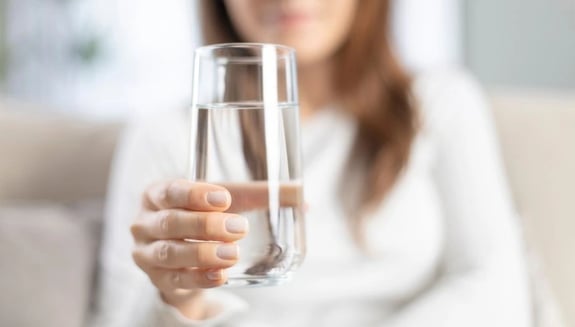 ameliyat öncesi su içmek, anestezi, aspirasyon, cerrahi hazırlık, su yasağı, ameliyat güvenliği, su içme süresi, ameliyat öncesi açlık, genel anestezi, lokal anestezi, cerrahi komplikasyonlar, iyileşme süreci, akciğer riski, su içme riski, ameliyat talimatları, doktor önerisi, sıvı alımı, mide boşluğu, ameliyat hazırlığı, happ health