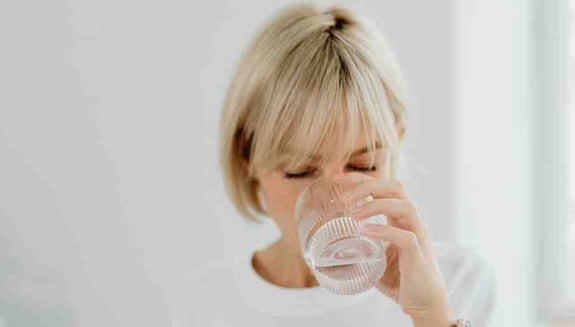su tüketimi, fazla su içmek zararlı mı, günde kaç litre su içilmeli, susuzluk belirtileri, böbrek sağlığı, online doktor, online sağlık, check-up, sıvı dengesi, happ health