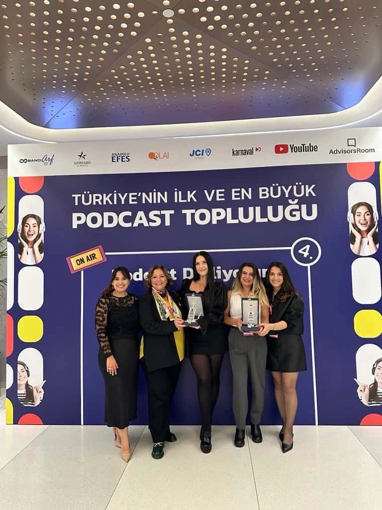 Kendini İyileştir Podcast’imize Çifte Ödül: 2025 Podcast Dinliyorum Ödülleri