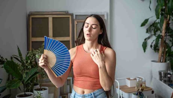 yaz aylarında iyi hissetme baskısı, yaz depresyonu, yazın mutsuz hissetmek, yaz aylarında kaygı, sosyal medya karşılaştırması, yazın yalnız hissetmek, iyi hissetme baskısı, psikolojik iyi oluş, online psikolog, psikolog desteği, happ health