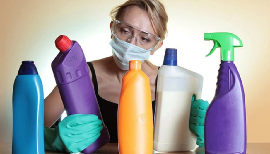 çamaşır suyu zehirlenmesi, çamaşır suyu, zehirlenme, kimyasal temizlik, çamaşır suyu zehirlenmesi belirtileri, çamaşır suyu zehirlenmesi nedenleri, ilk yardım, temizlikte güvenlik, doğal temizlik alternatifleri, zehirlenme önleme, ev temizliği, kimyasal riskler, sağlıklı temizlik