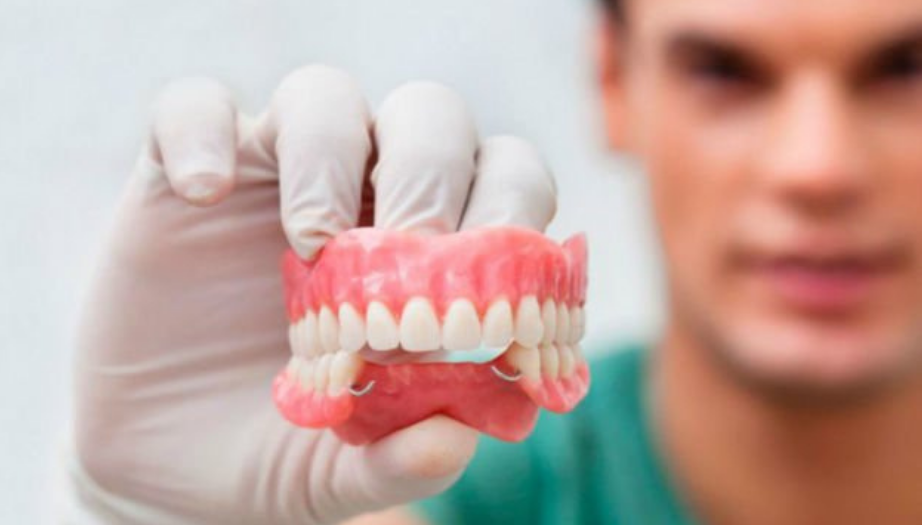 diş protezi, diş protezi temizliği, diş protezi bakımı, diş protezi nasıl temizlenir, ağız sağlığı, protez bakım, diş fırçası, protez temizleme solüsyonu, protez temizleme yöntemleri, ağız hijyeni, diş protezi bakımı ipuçları