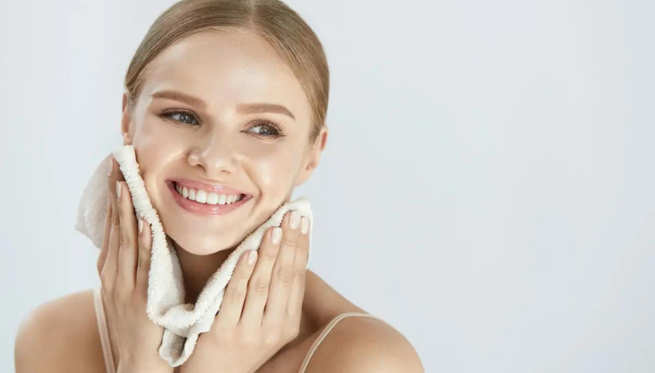 çift aşamalı temizlik, cilt bakımı, cilt temizliği, sağlıklı cilt, ışıltılı cilt, cilt bakımı rehberi, makyaj temizliği, cilt tonu dengeleme, gözenek temizliği, yağ bazlı temizleyici, su bazlı temizleyici