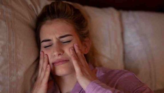 diş sıkma, bruksizm, diş gıcırdatma, bruksizm nedir, diş sıkma nedenleri, diş sıkma belirtileri, bruksizm tedavisi, gece plağı, çene ağrısı, diş sağlığı, happ health