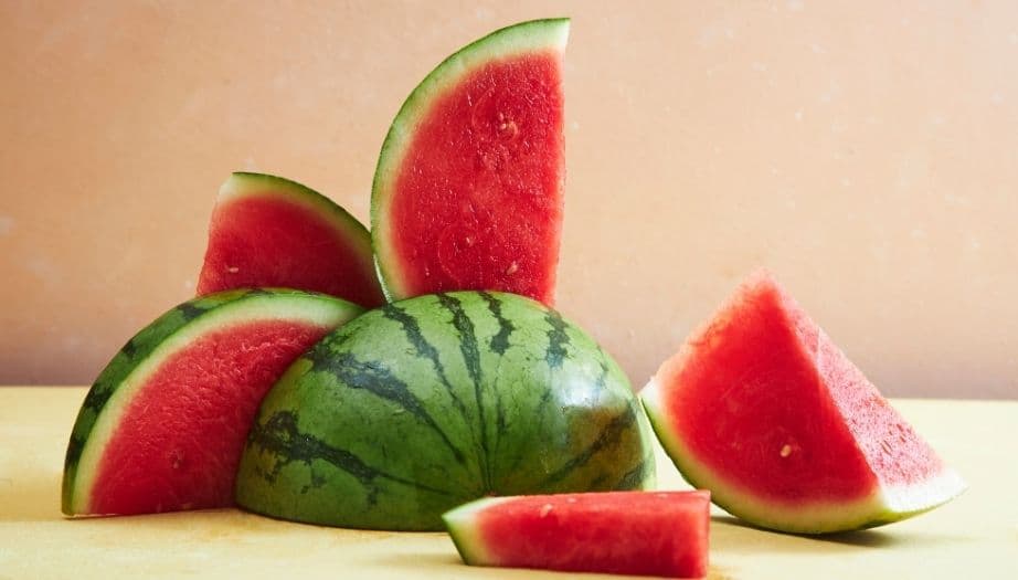 karpuz zehirlenmesi, karpuz zehirlenmesi belirtileri, karpuz zehirlenmesi neden olur, karpuzdan zehirlenme, karpuz bozulursa ne olur, karpuzdan zehirlenmek, yazın gıda zehirlenmesi, karpuz seçerken dikkat, kesilmiş karpuz zararlı mı, karpuz alırken dikkat, gıda zehirlenmesi, yaz aylarında zehirlenme, karpuz bozulması, karpuz mide bulantısı, karpuz ishale neden olur mu, karpuzdan zehirlenme
